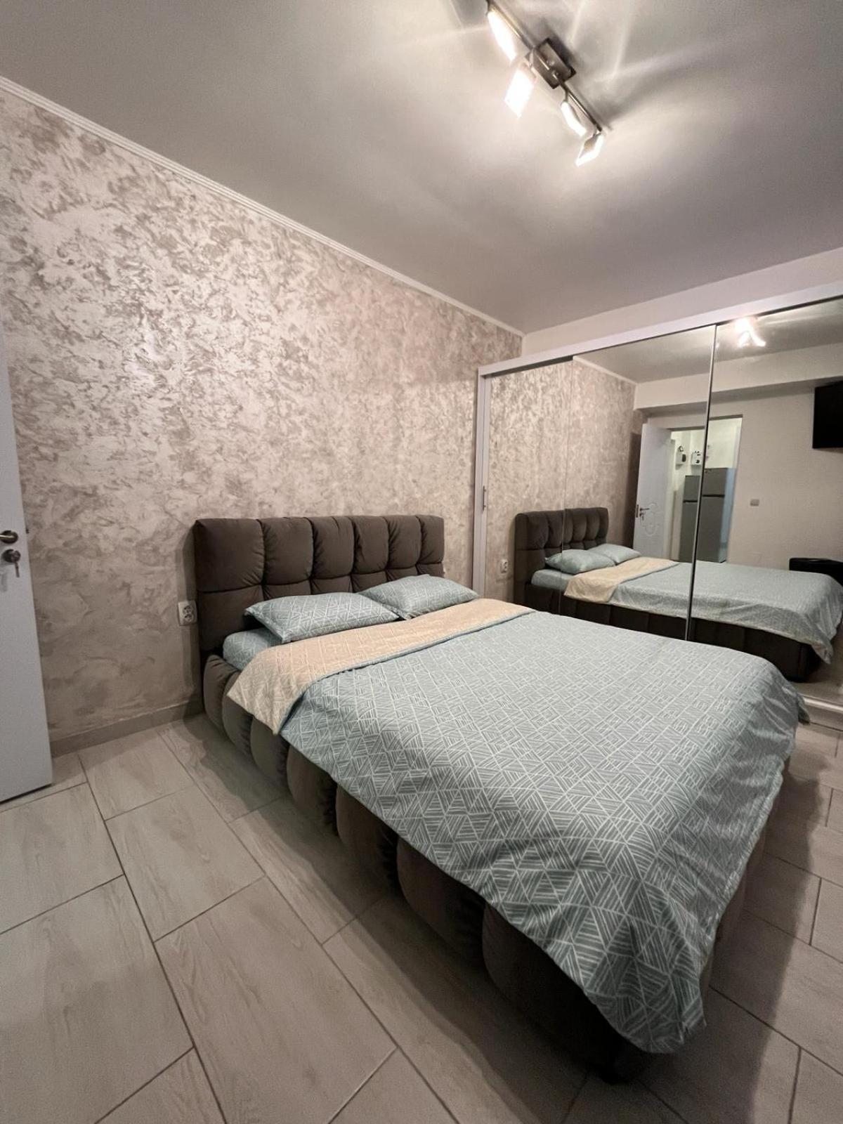 White & Silver Luxury Apartament Craiova Exterior photo